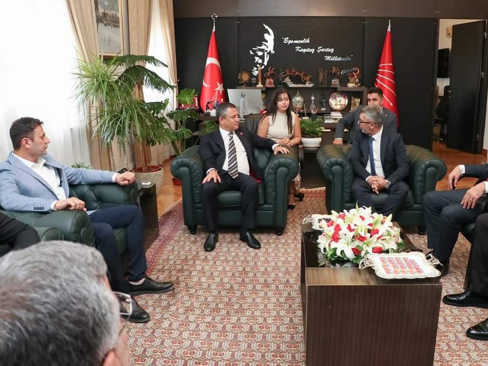 CHP Genel Başkanı Özgür Özel, Ağrılı İş İnsanları ve STK Temsilcilerini Kabul Etti*