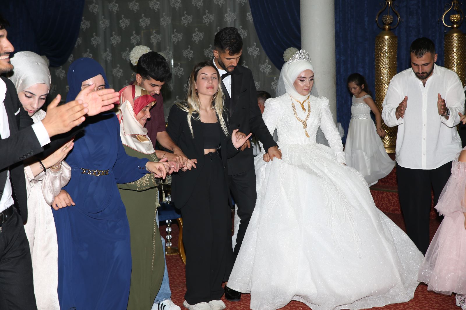 KADER İLE SUAT ÇİFTİ DESTANSI BİR DÜĞÜNLE HAYATLARINI BİRLEŞTİRDİLER