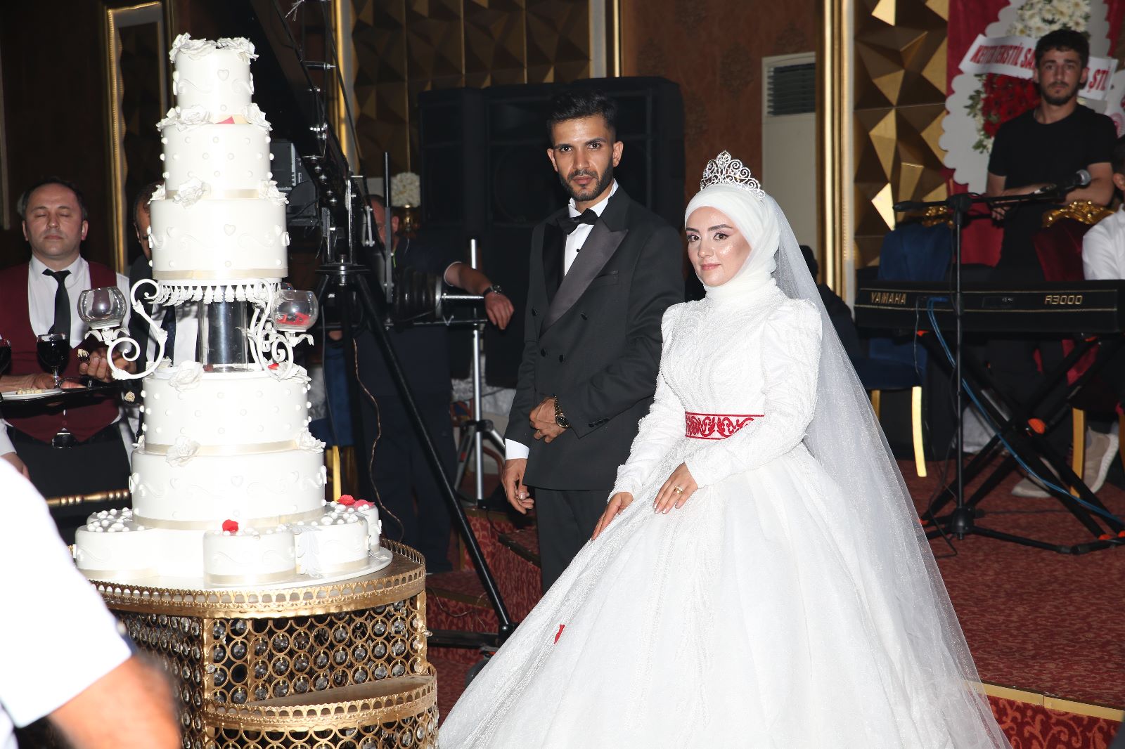 KADER İLE SUAT ÇİFTİ DESTANSI BİR DÜĞÜNLE HAYATLARINI BİRLEŞTİRDİLER