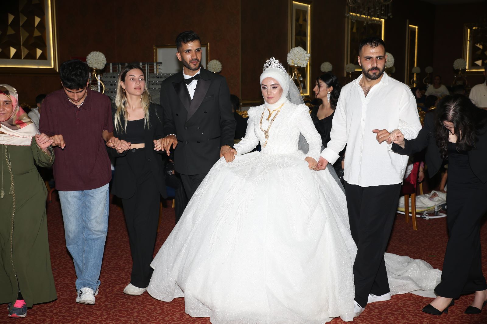 KADER İLE SUAT ÇİFTİ DESTANSI BİR DÜĞÜNLE HAYATLARINI BİRLEŞTİRDİLER