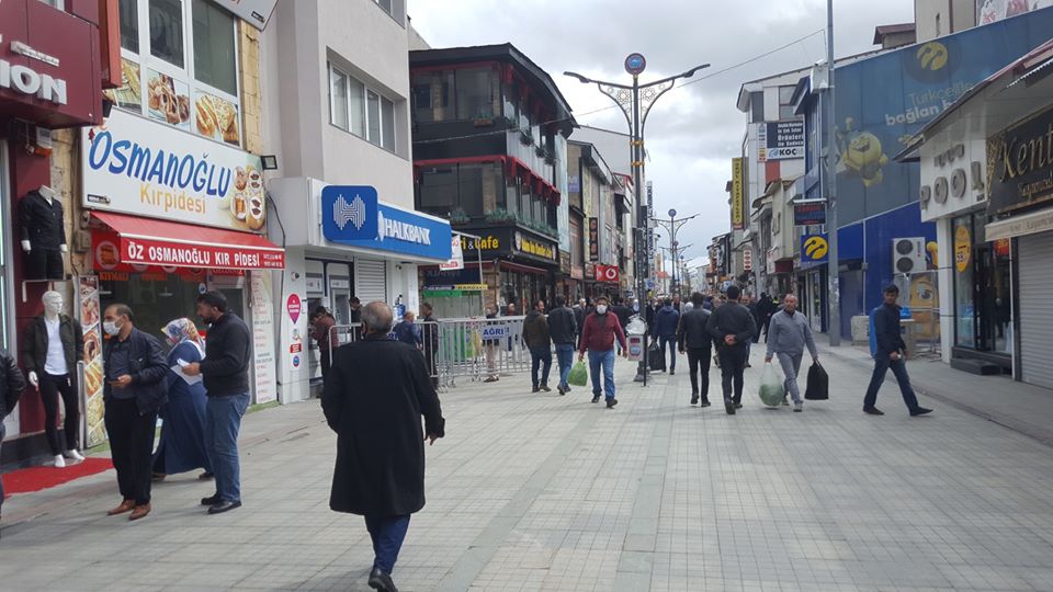 Ağrı ilimizde cadde ve sokaklar doldu taştı.