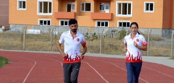 "Kızsın, Evinde otur" Diyenlere Şampiyonluklarla Cevap Verdi