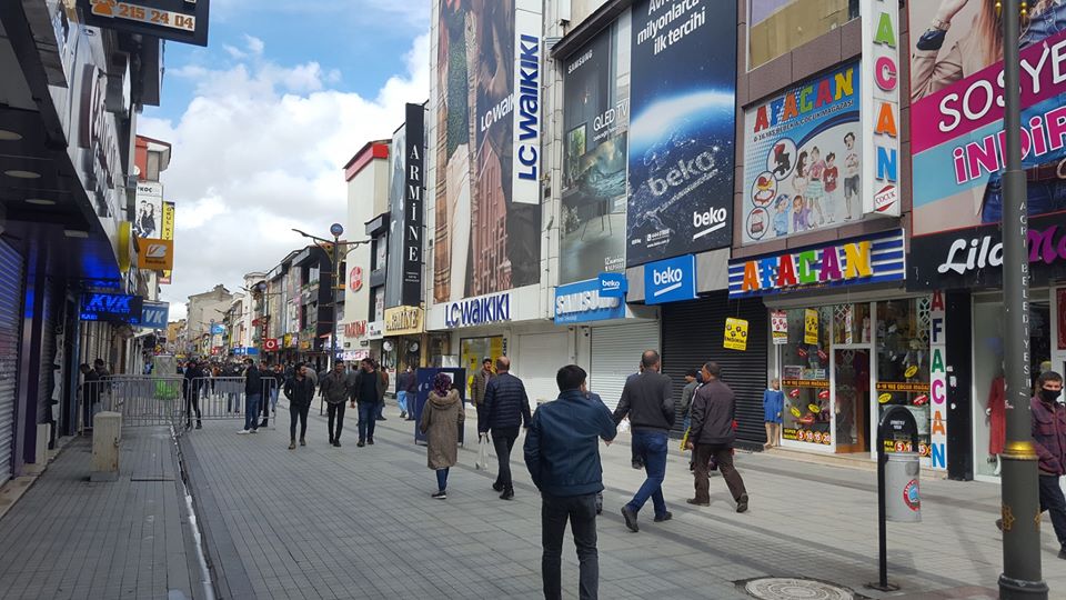 Ağrı ilimizde cadde ve sokaklar doldu taştı.