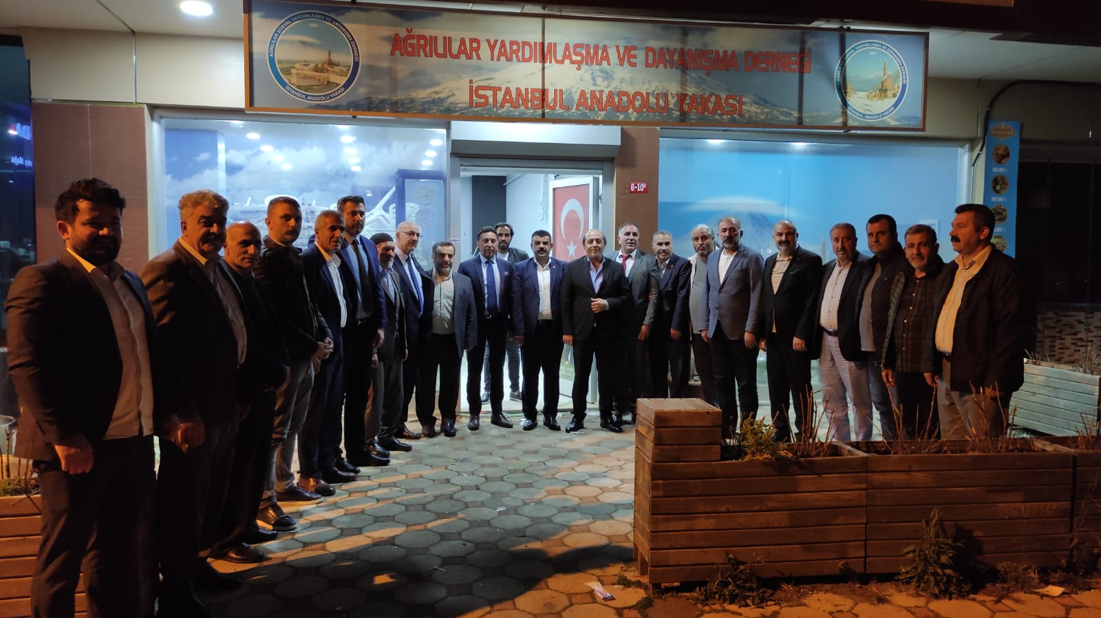 Ağrılı hemşeriler iftarda bir araya geldi 