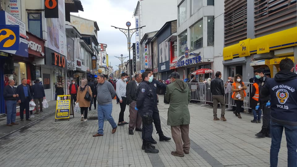 Ağrı'da PTT önünde vatandaşlar uzun kuyruklar oluşturdu