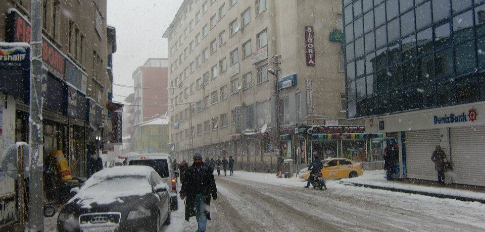 Doğu Anadolu Bölgesindeki illerde dün gece başlayan kar yağışı