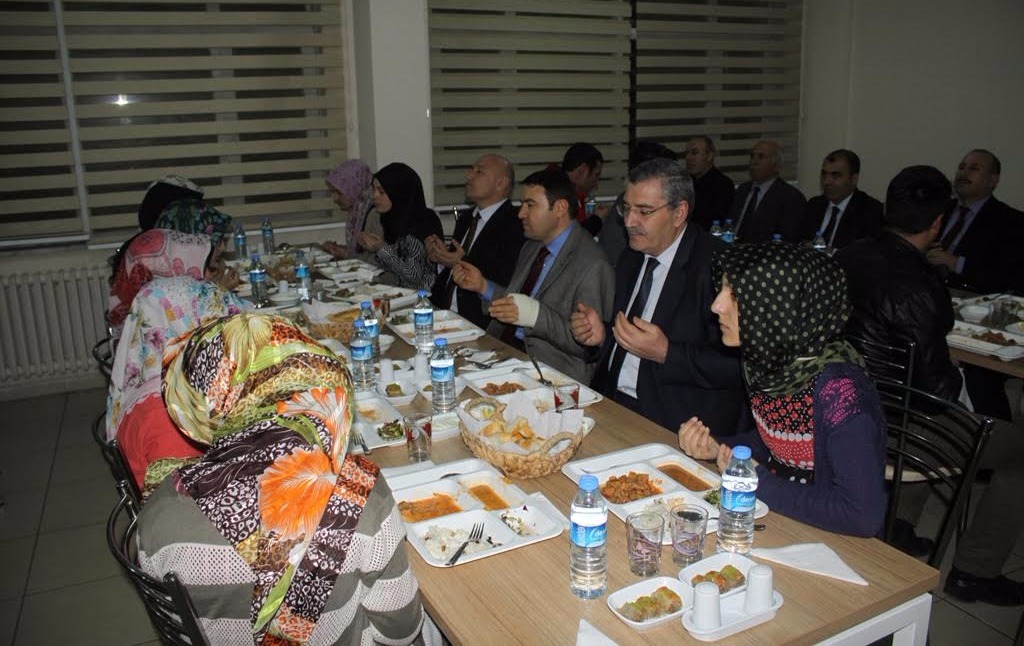 Ağrı Valisi Musa Işın, Semerkand Anadolu Ticaret Meslek Lisesi kız öğrenci pansiyonunu ziyaret etti.