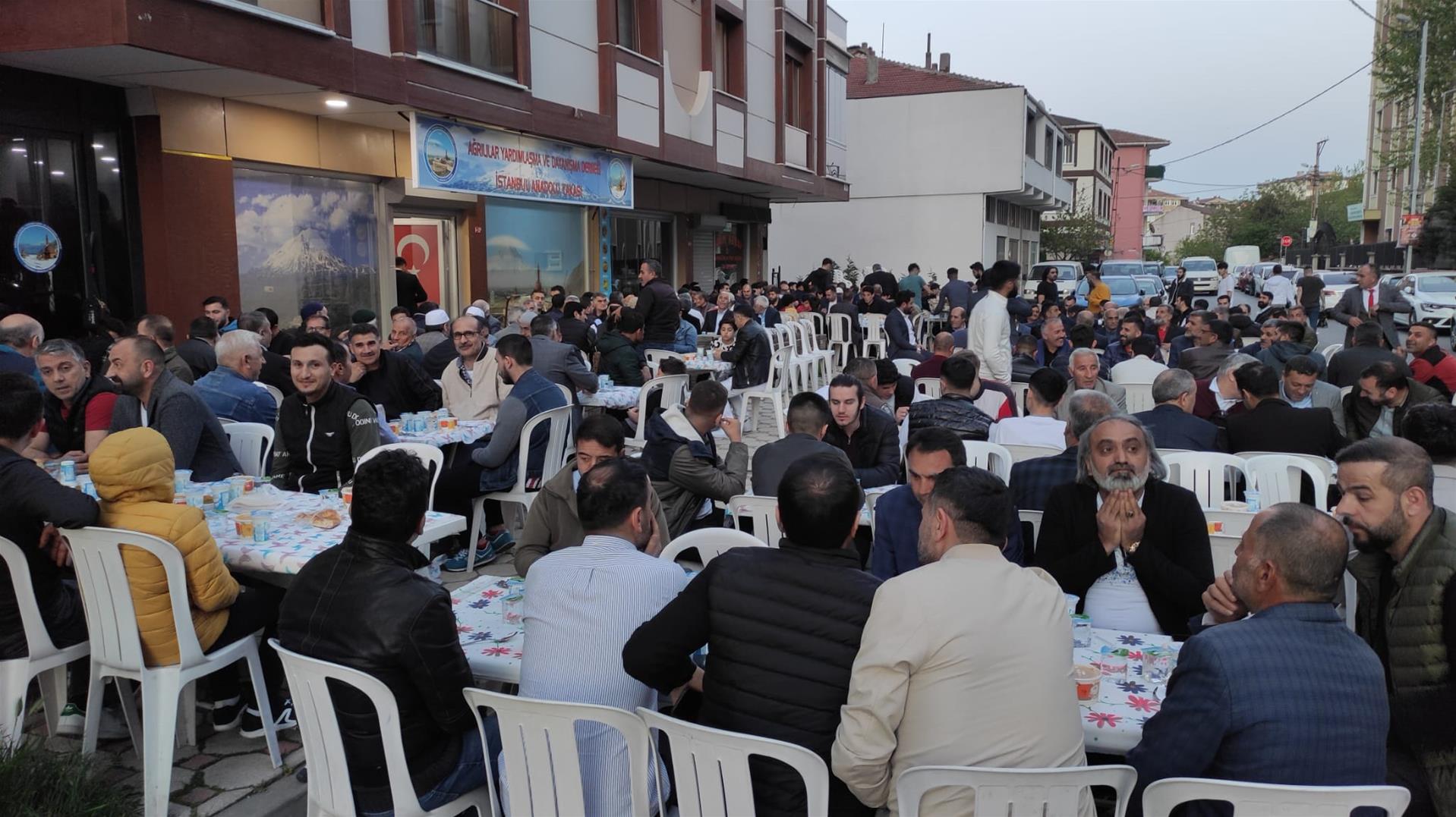 Ağrılı hemşeriler iftarda bir araya geldi 