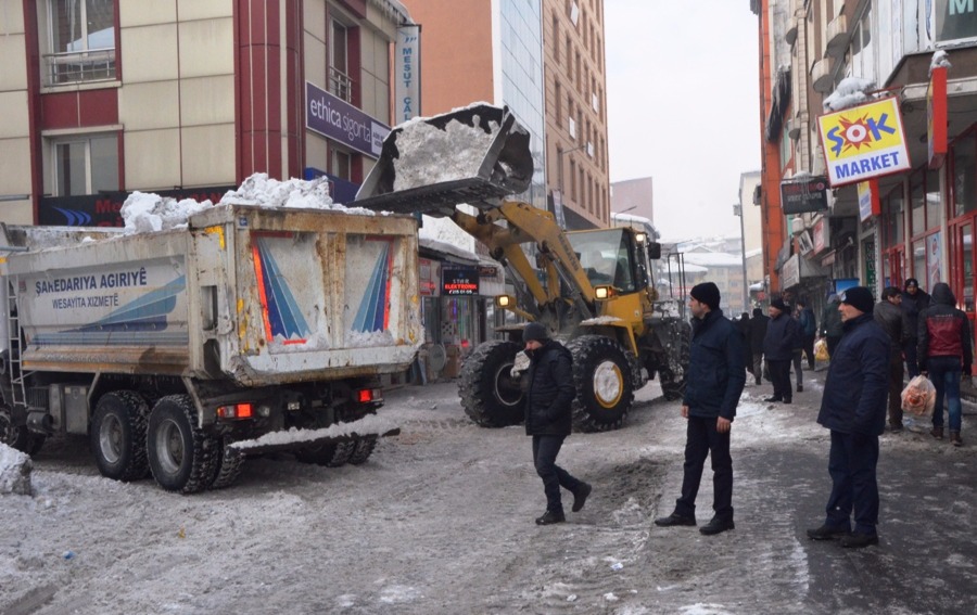 Ağrı Belediyesi Kar Temizleme Çalışmalarını Sürdürüyor..