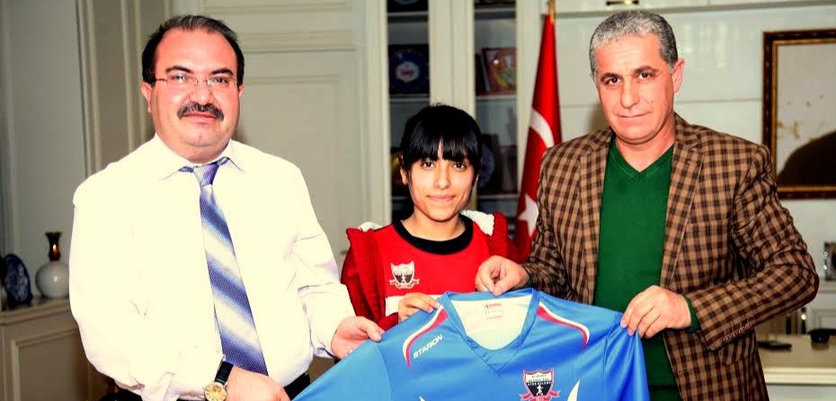 AĞRI BİRLİK BAYAN FUTBOL TAKIMI REKTÖR PROF. DR. İRFAN ASLAN’I ZİYARET ETTİ