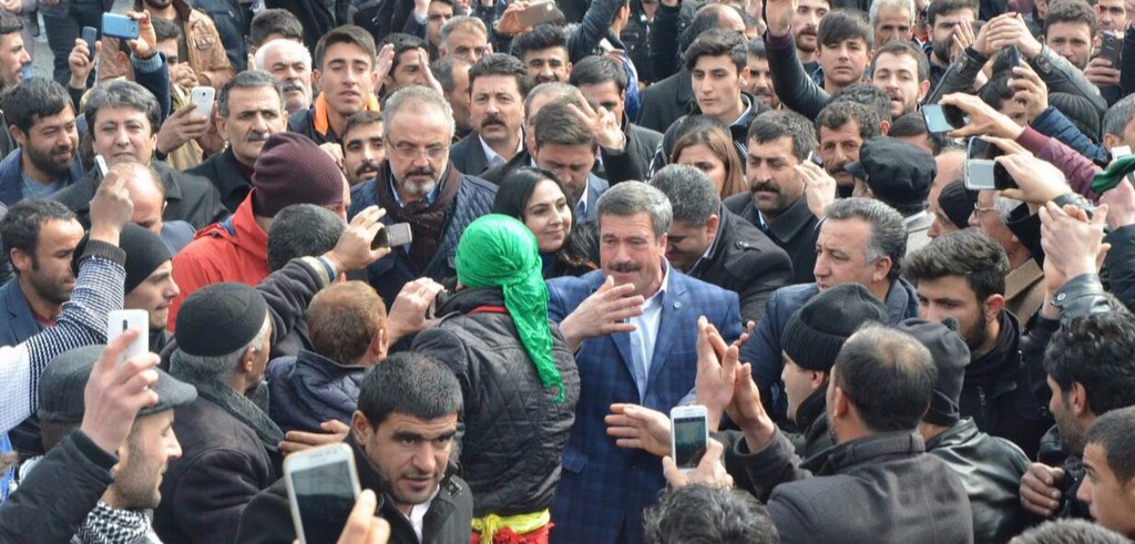 Ağrı'da Newroz ateşini coşku ile yükseltti.