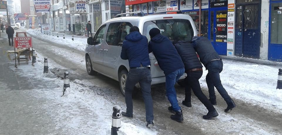 AĞRI DONUYOR!