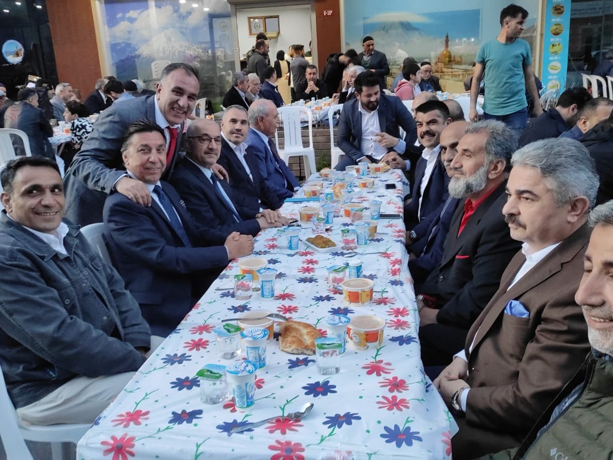 Ağrılı hemşeriler iftarda bir araya geldi 