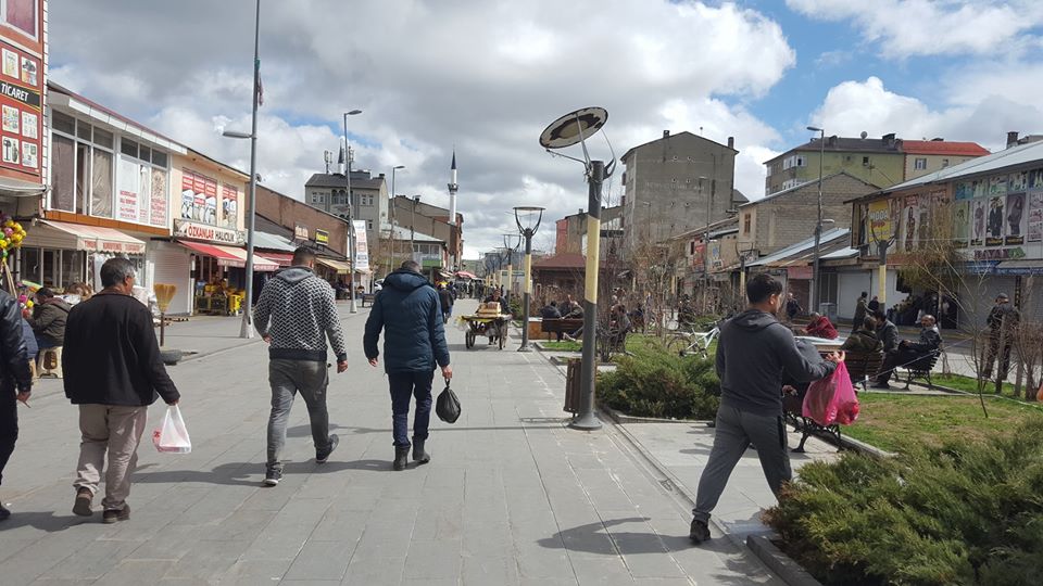 Ağrı ilimizde cadde ve sokaklar doldu taştı.