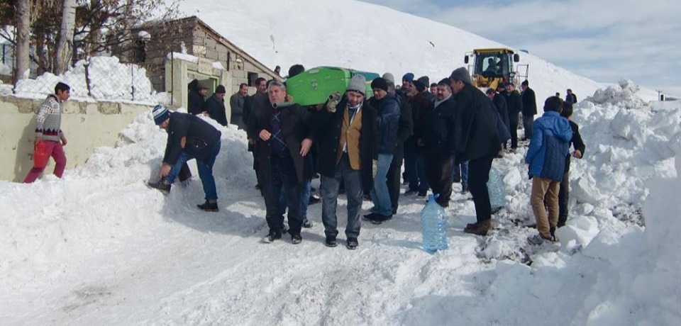 KAR KALINLIĞININ 1,5 METREYE ULAŞTIĞI KÖYDE CENAZE GÜÇLÜKLE DEFNEDİLDİ..