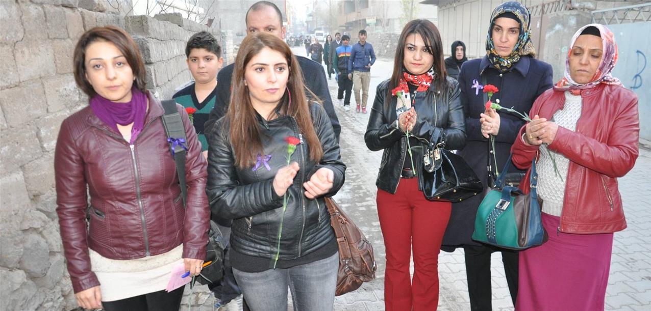 Kadınlar kazada yaşamını yitiren anne ve kızı karanfillerle andı