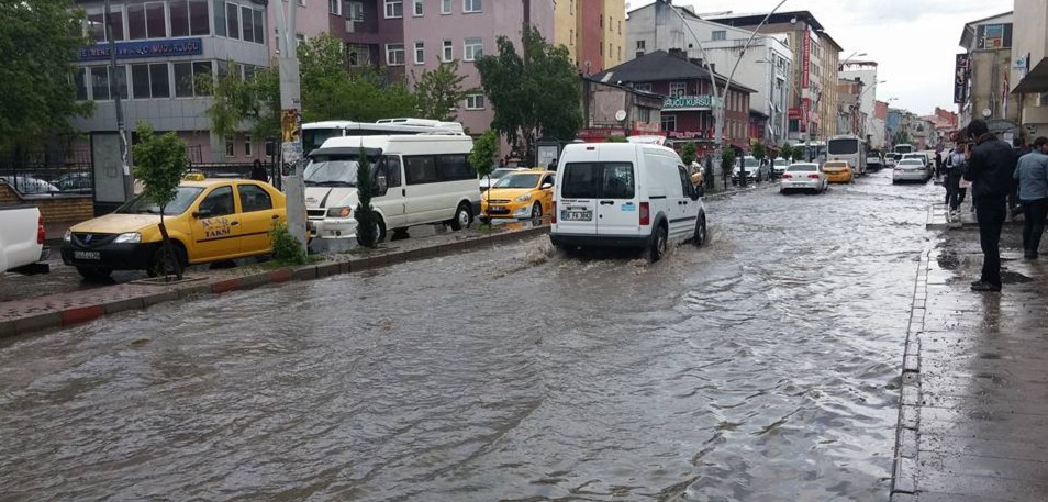 Ağrıda Şiddetli Yağış Hayatı Felç Etti