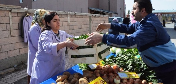 Ağrı’da kadınlar mor önlükleriyle tezgahlarını açtı