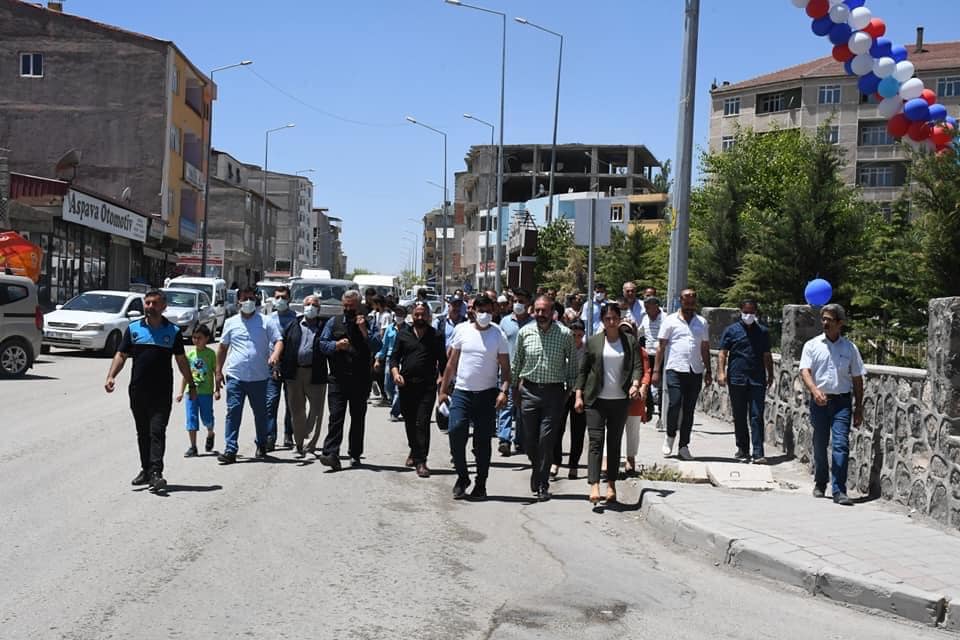 Ahmed-i Xani anıtı ve saat kulesi anlamlı törenle hizmete sunuldu. 