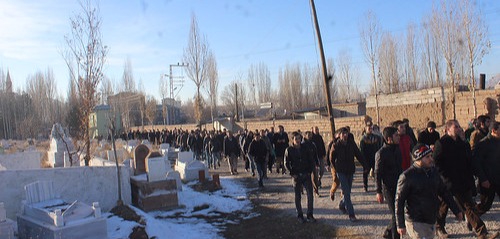 Doğubayazıt'ta mezarlık duvarının yıkılması protesto edildi