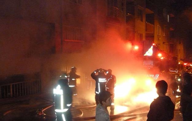 Ağrı'da polis yangından 10 kişiyi kurtardı