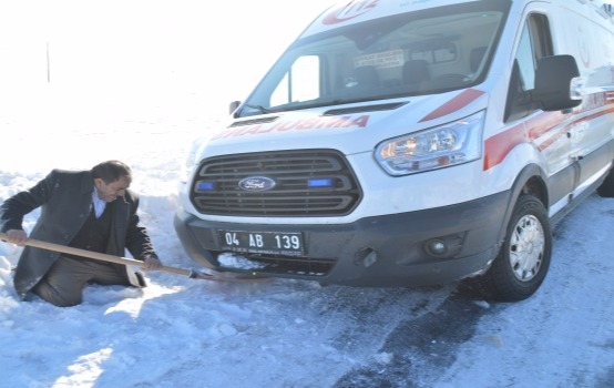 Ağrıda kara saplanan ambulans 4 saatte kurtarıldı