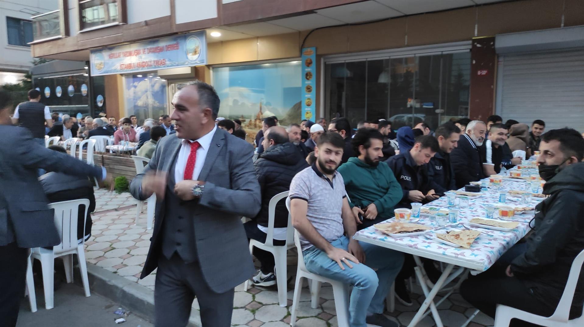 Ağrılı hemşeriler iftarda bir araya geldi 