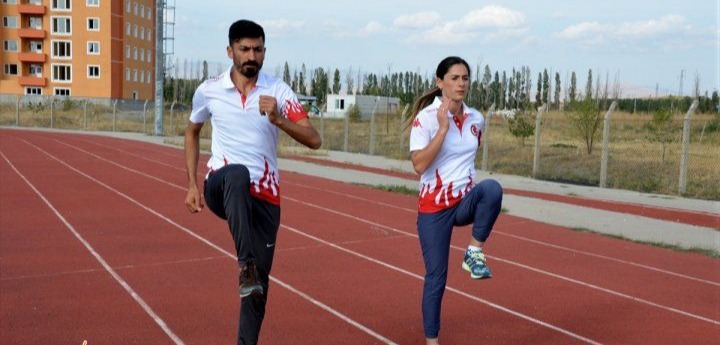 "Kızsın, Evinde otur" Diyenlere Şampiyonluklarla Cevap Verdi