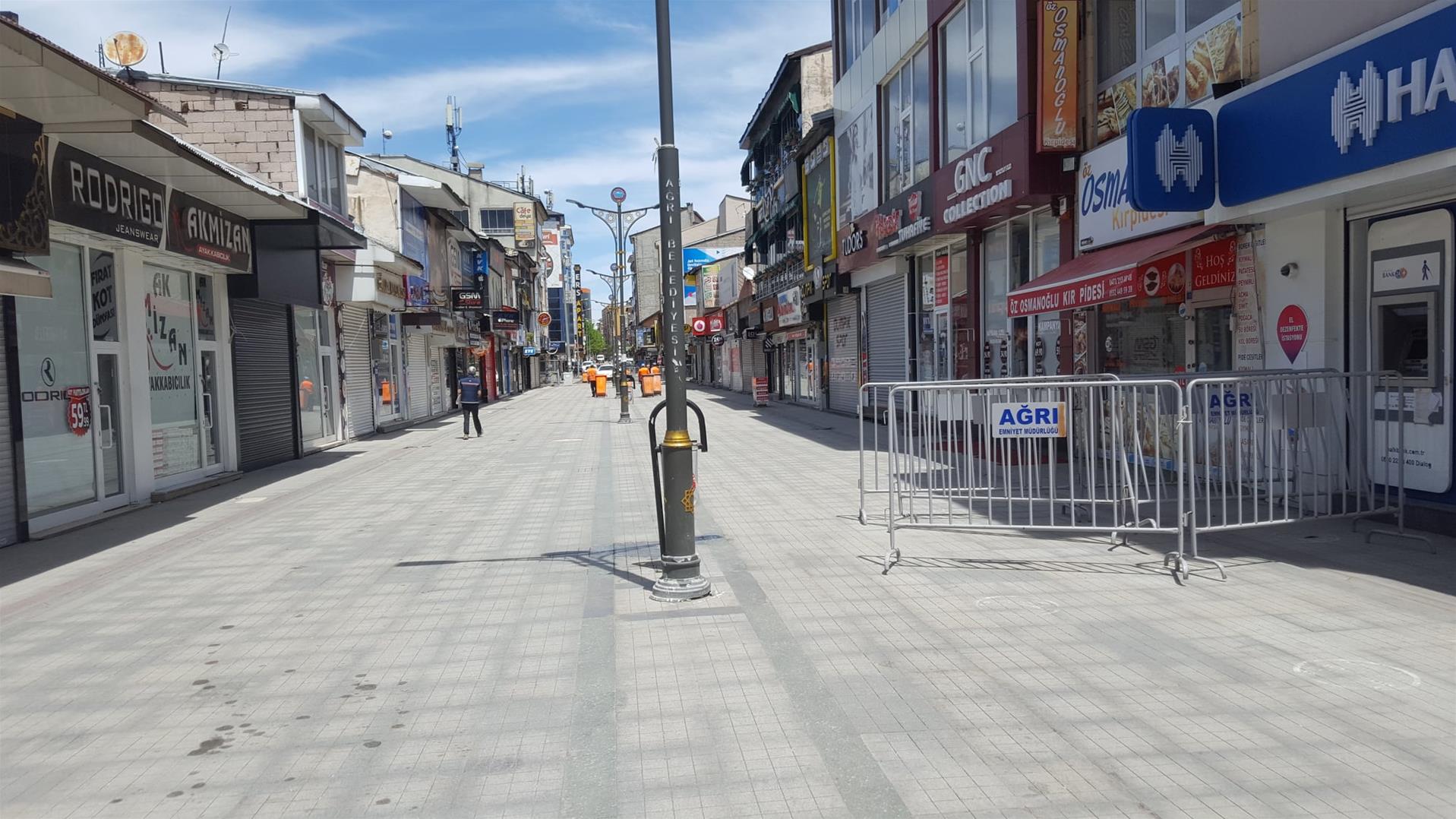 Ağrı'da yasağın ardından cadde ve sokaklar sessiz…