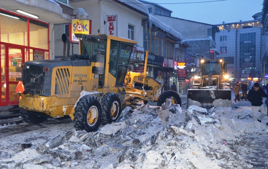 Ağrı Belediyesi Kar Temizleme Çalışmalarını Sürdürüyor..