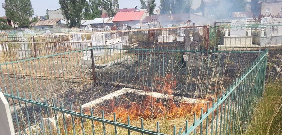 AĞRI ŞEHİR MERKEZİNDE BULUNAN 300 YILLIK MEZARLIKTA, BİLİNMEYEN BİR NEDENLE YANGIN ÇIKTI. 