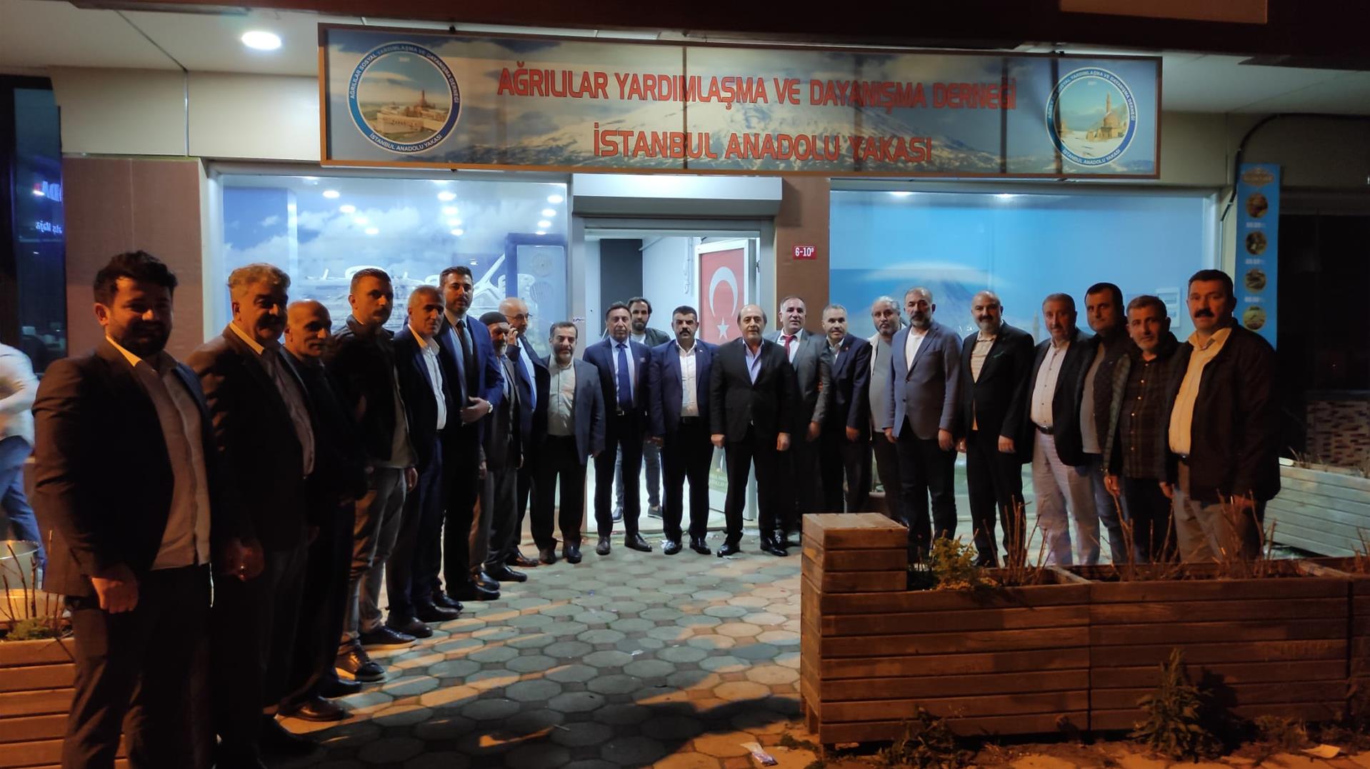 Ağrılı hemşeriler iftarda bir araya geldi 