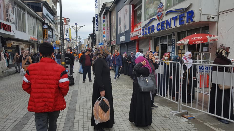 Ağrı'da PTT önünde vatandaşlar uzun kuyruklar oluşturdu