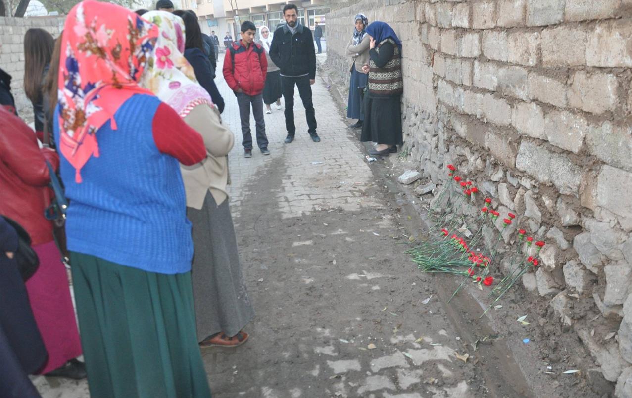 Kadınlar kazada yaşamını yitiren anne ve kızı karanfillerle andı