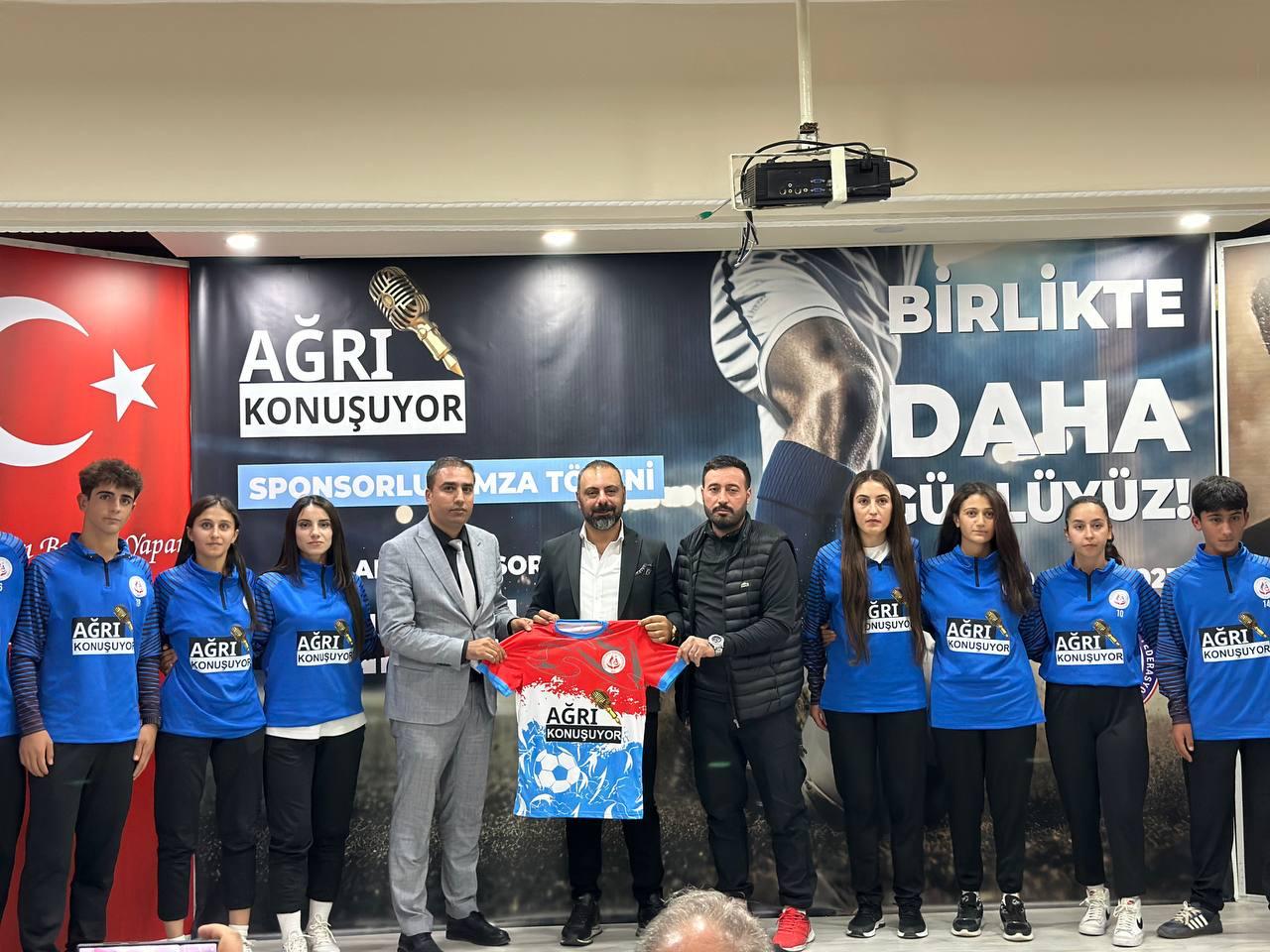 AĞRI KONUŞUYOR PLATFORMUNDAN AMATÖR SPOR HAFTASINDA FUTBOL KULÜPLERİNE MALZEME DESTEĞİ