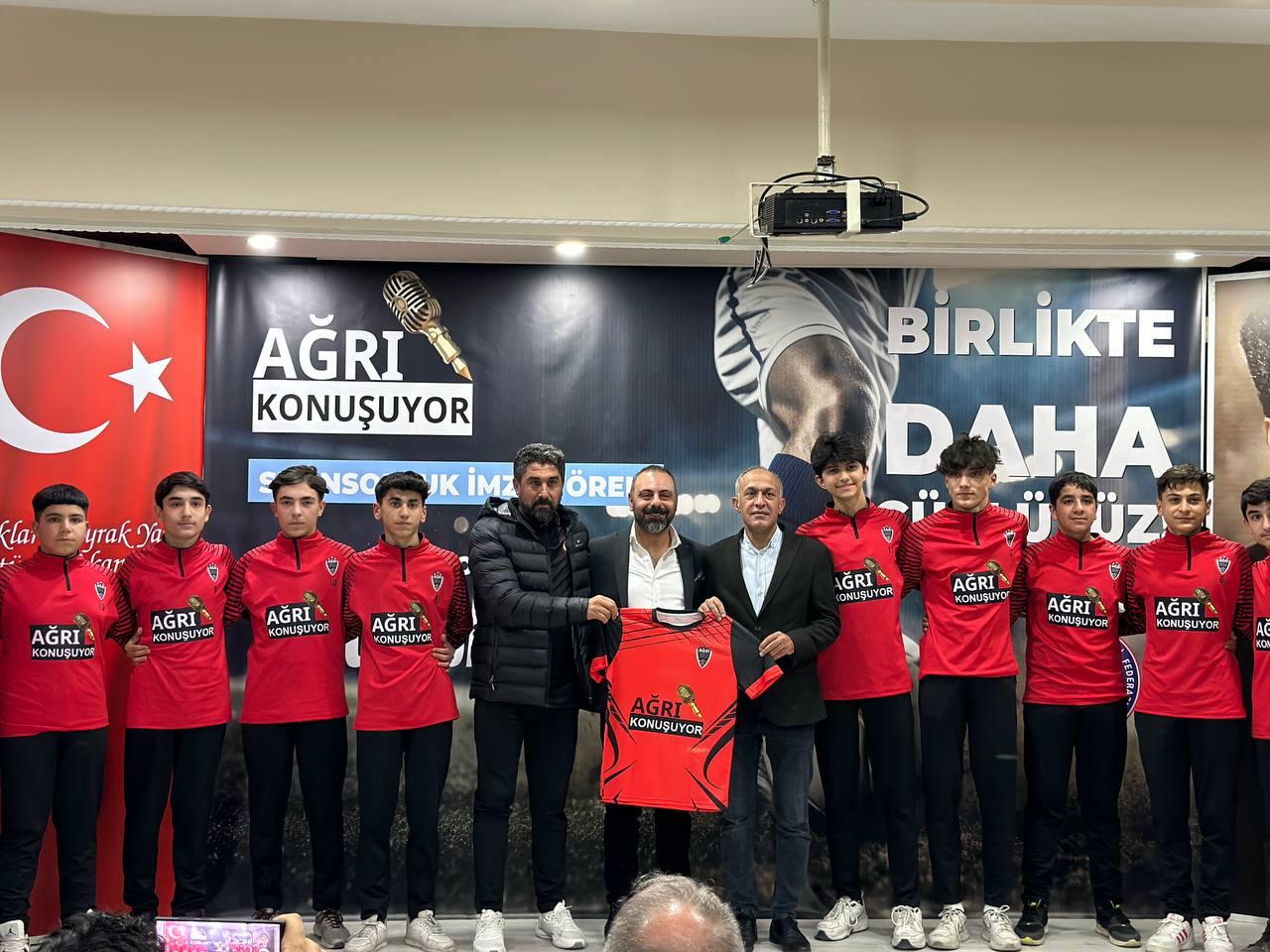 AĞRI KONUŞUYOR PLATFORMUNDAN AMATÖR SPOR HAFTASINDA FUTBOL KULÜPLERİNE MALZEME DESTEĞİ