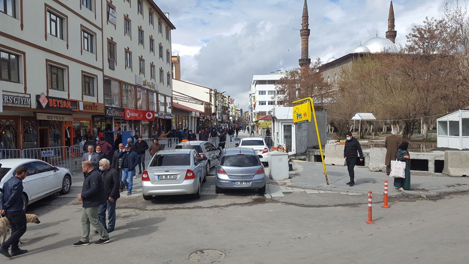 Ağrı ilimizde cadde ve sokaklar doldu taştı.