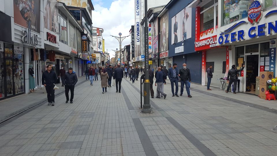 Ağrı ilimizde cadde ve sokaklar doldu taştı.