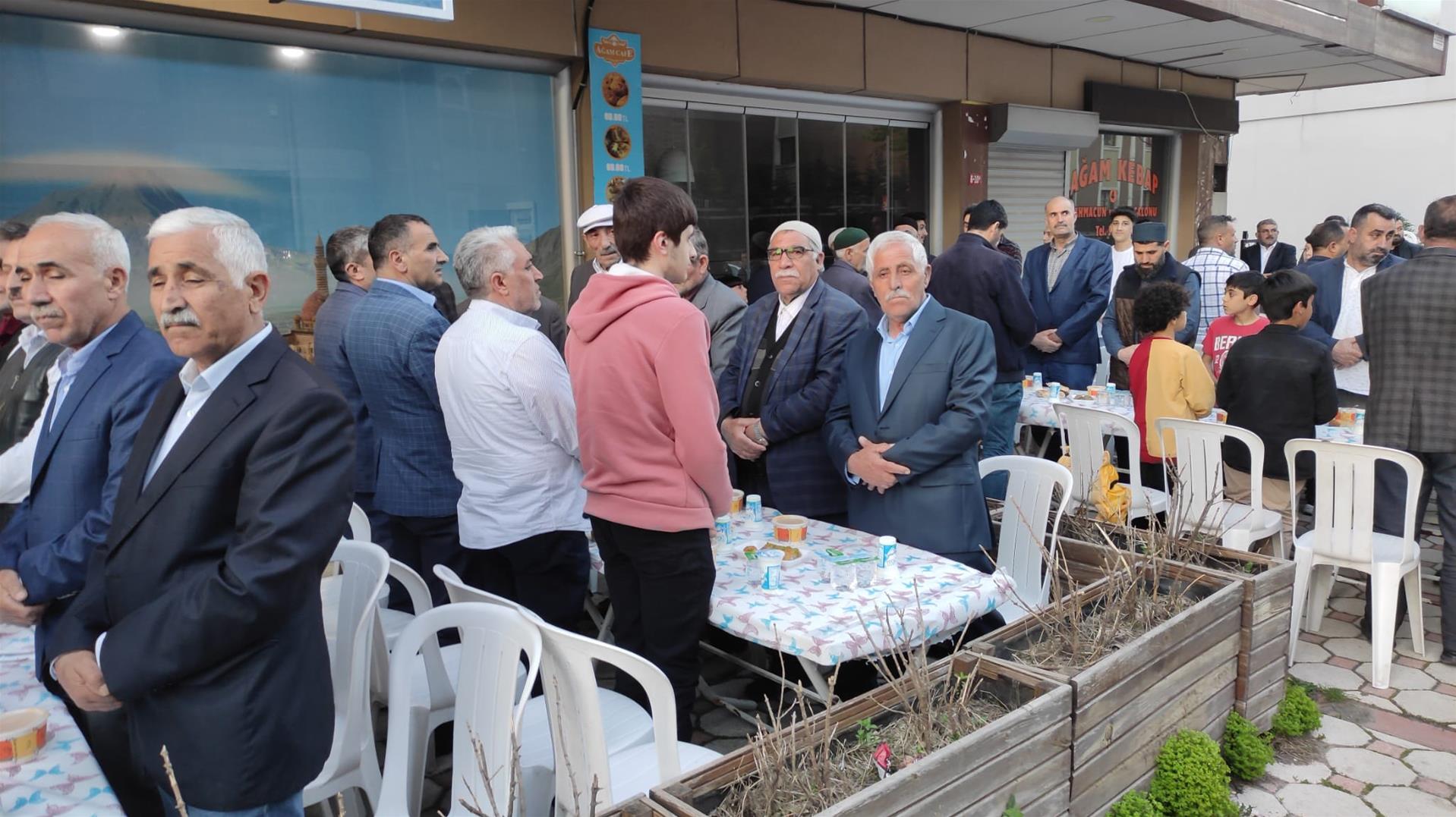 Ağrılı hemşeriler iftarda bir araya geldi 