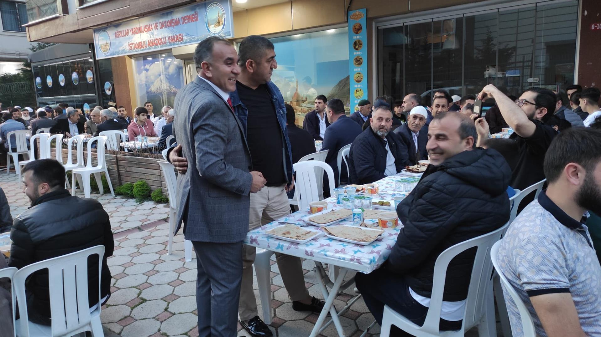 Ağrılı hemşeriler iftarda bir araya geldi 