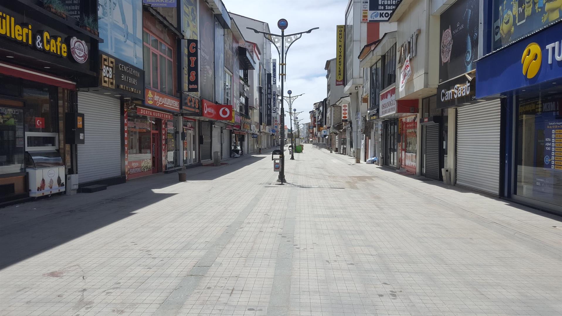 Ağrı'da yasağın ardından cadde ve sokaklar sessiz…