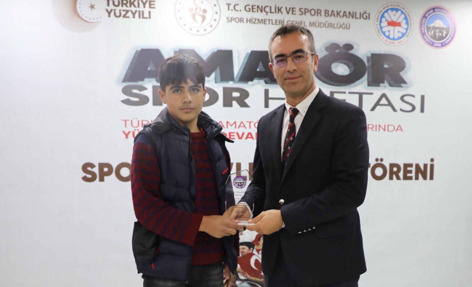 AĞRI’DA AMATÖR SPORUN ENLERİ ÖDÜL TÖRENİ GERÇEKLEŞTİRİLDİ