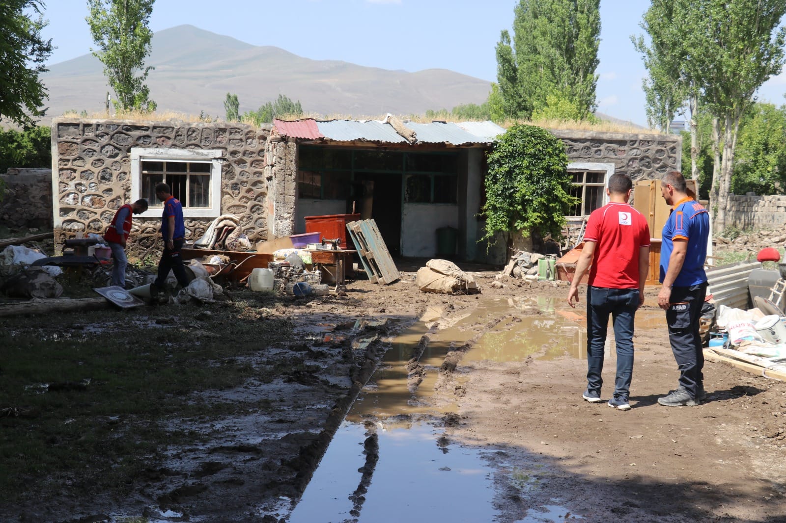 AĞRI DOĞUBEYAZIT KARABULAK KÖYÜNDE SEL OLDU KIZILAY SESİZ KALMADI !