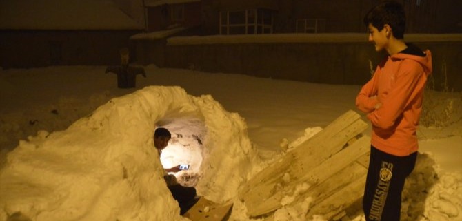 Ağrılı kardeşler, evlerinin önüne "iglo" yaptı