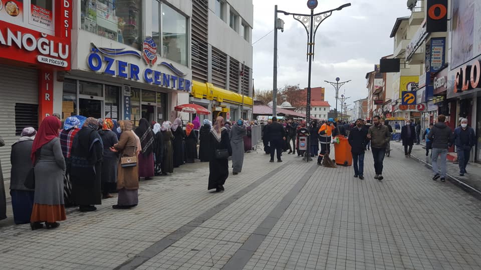 Ağrı'da PTT önünde vatandaşlar uzun kuyruklar oluşturdu