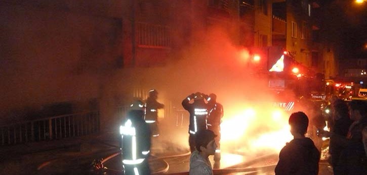 Ağrı'da polis yangından 10 kişiyi kurtardı