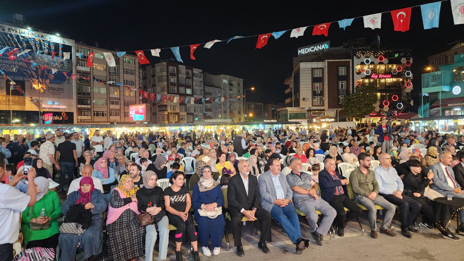 BAŞKAN ORHAN BAYDAR BİNLERCE AĞRILIYI ÜMRANİYE’ DE BİR ARAYA GETİRDİ