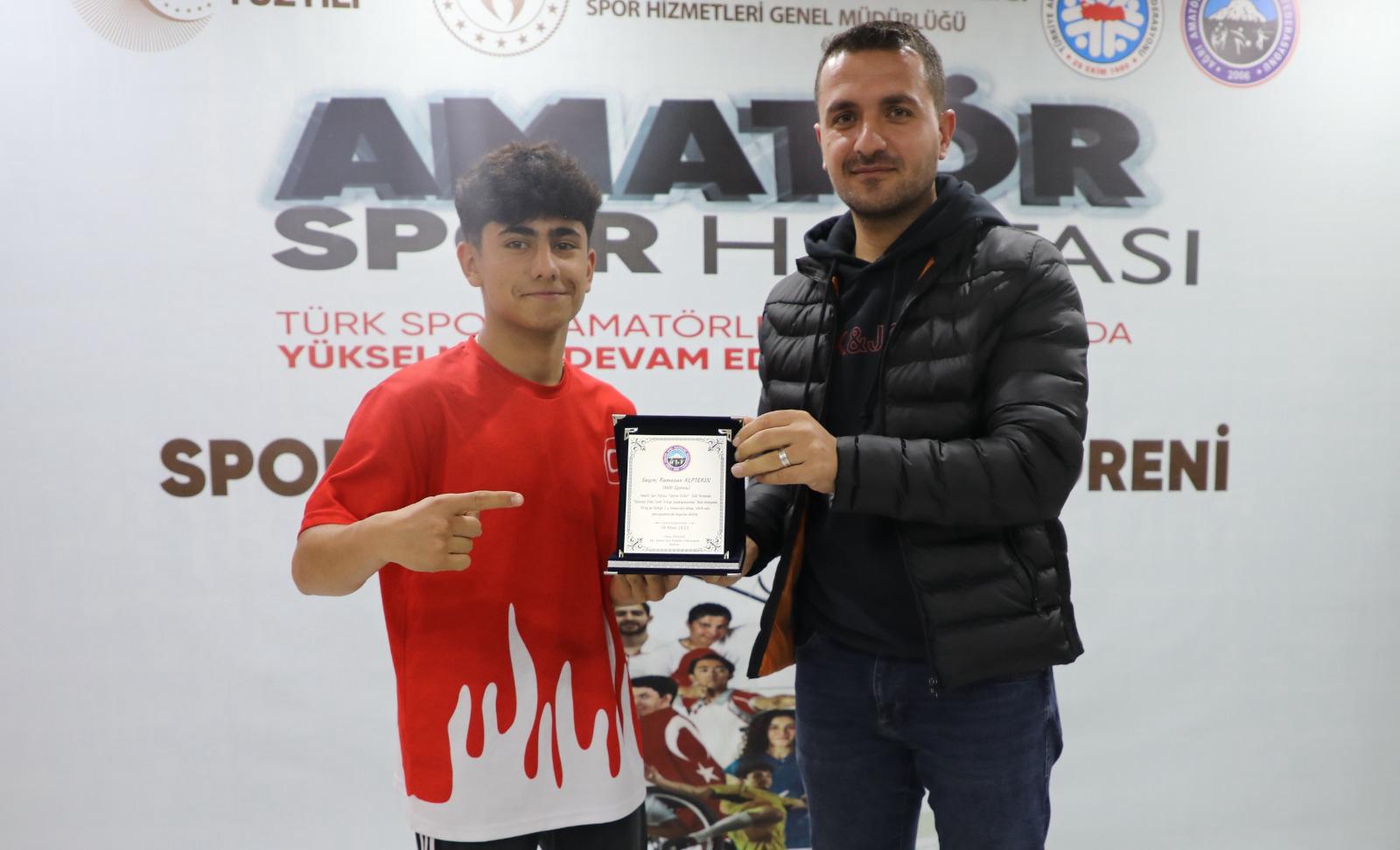 AĞRI’DA AMATÖR SPORUN ENLERİ ÖDÜL TÖRENİ GERÇEKLEŞTİRİLDİ