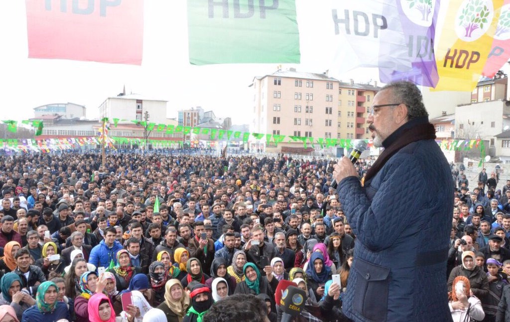 Ağrı'da Newroz ateşini coşku ile yükseltti.