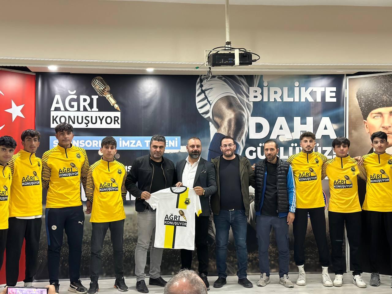 AĞRI KONUŞUYOR PLATFORMUNDAN AMATÖR SPOR HAFTASINDA FUTBOL KULÜPLERİNE MALZEME DESTEĞİ